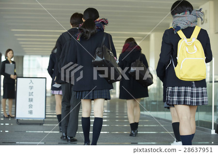 考生進入考場 28637951