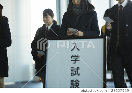 考生進入考場 28637969