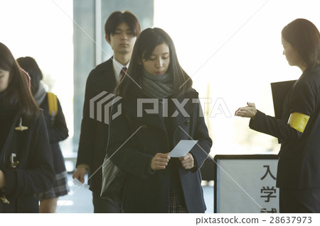 Examinees entering the entrance examination site 28637973