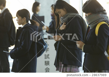 確認考試場地考試憑證的學生 28637989