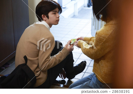給通過考試的護身符的母親通過禱告禱告 28638191