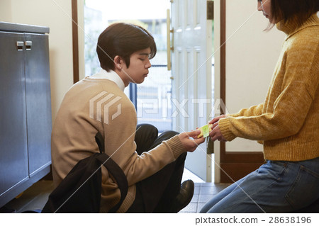 Mother who gives amulet of passing examination pass prayer prayer 28638196