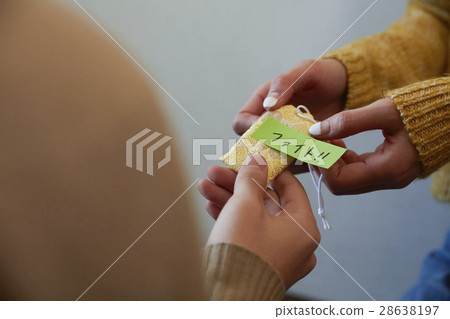 給通過考試的護身符的母親通過禱告禱告 28638197