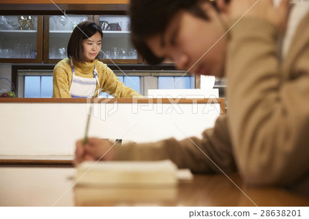 Men who study exams at home 28638201