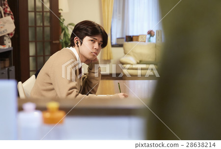在家學習考試的人 在家學習考試的人 28638214