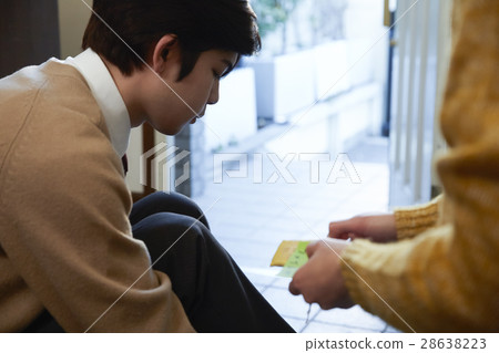 給通過考試的護身符的母親通過禱告禱告 給通過考試的護身符的母親通過禱告禱告 28638223