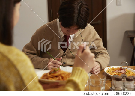 學生在吃飯 學生在吃飯 28638225