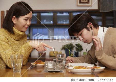 學生在吃飯 28638237