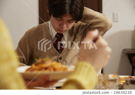 學生在吃飯 28638238