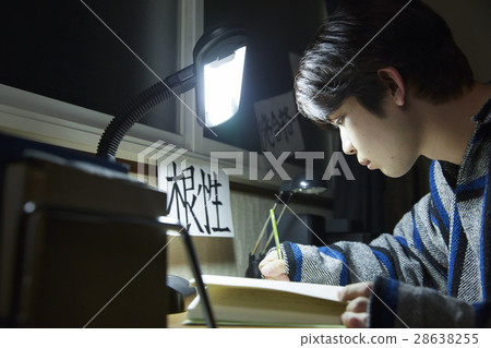 在午夜學習的學生預科學生 在午夜學習的學生預科學生 28638255