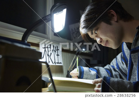 在午夜學習的學生預科學生 在午夜學習的學生預科學生 28638256