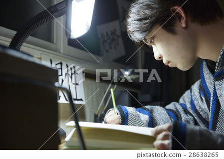 在午夜學習的學生預科學生 在午夜學習的學生預科學生 28638265