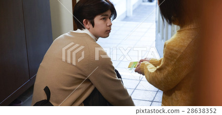 給通過考試的護身符的母親通過禱告禱告 28638352