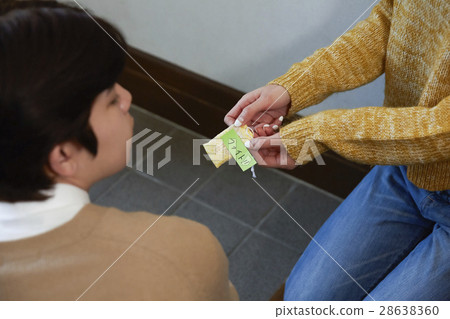 給通過考試的護身符的母親通過禱告禱告 28638360