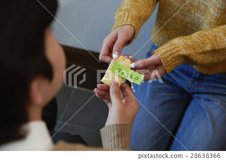 給通過考試的護身符的母親通過禱告禱告 28638366