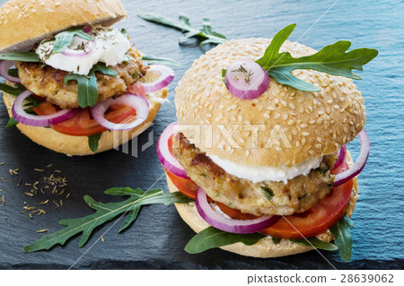 Beef burger with arugula, tomatoes, red onion Beef burger with arugula, tomatoes, red onion 28639062
