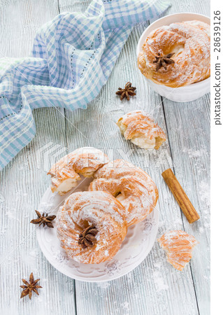 Round cakes with vanilla cream and powdered sugar Round cakes with vanilla cream and powdered sugar 28639126