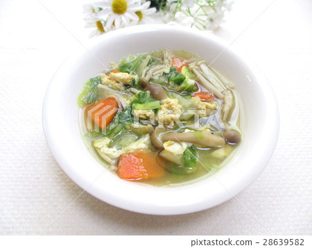 Consomme soup of Enoki and Bunshimeji 28639582