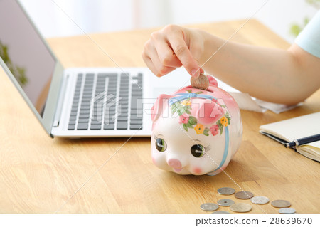 Pig's piggy bank Hand Pig's piggy bank Hand 28639670