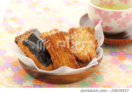 rice crackers 28639857