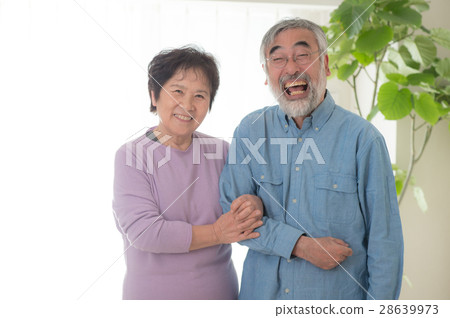 微笑與胳膊的日本資深夫婦 28639973