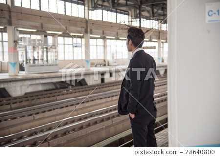 等待火車的衣服的一個人 28640800