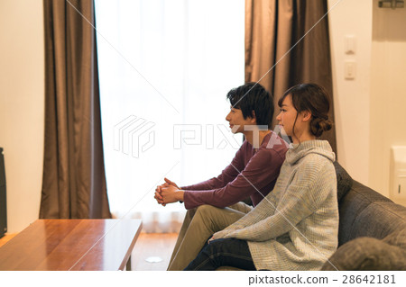 夫婦在客廳裡看電視 28642181