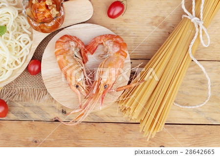 Spaghetti with shrimp and tomato sauce delicious. Spaghetti with shrimp and tomato sauce delicious. 28642665