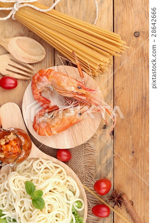 Spaghetti with shrimp and tomato sauce delicious. 28642666