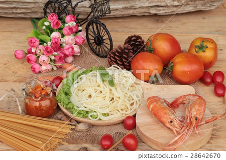 Spaghetti with shrimp and tomato sauce delicious. Spaghetti with shrimp and tomato sauce delicious. 28642670