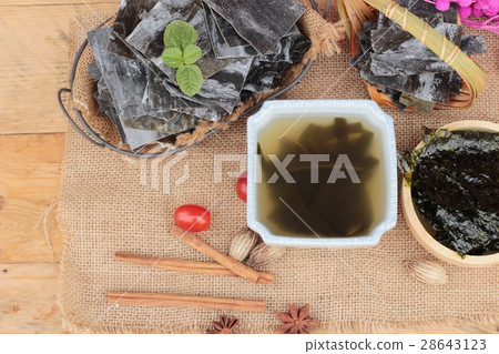 Seaweed soup is delicious and dried seaweed. 28643123