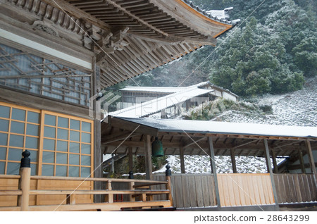 Winter snow's farmer 28643299