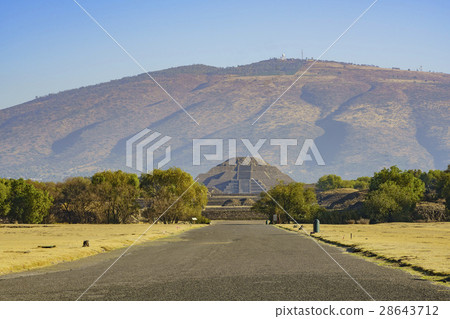 墨西哥著名的月亮金字塔 墨西哥著名的月亮金字塔 28643712