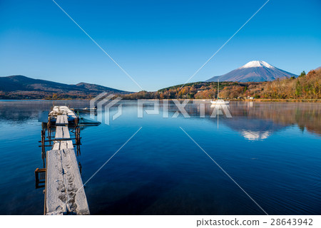 Mount Fuji and lake Yamanaka 28643942