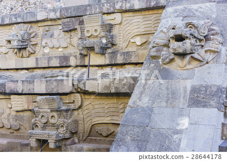 墨西哥著名的羽蛇廟 墨西哥著名的羽蛇廟 28644178