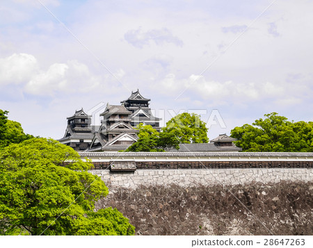 熊本城宏偉城堡建築群的全景,包括主城、副城和宇都樓。 熊本城宏偉城堡建築群的全景,包括主城、副城和宇都樓。 28647263