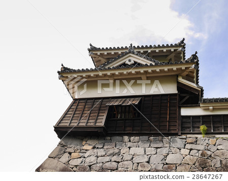 熊本城的歷史景觀,黑色的城牆和石頭防禦工事旨在抵禦武士。 熊本城的歷史景觀,黑色的城牆和石頭防禦工事旨在抵禦武士。 28647267