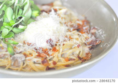 spaghetti carbonara with bacon and vegetable dish 28648170