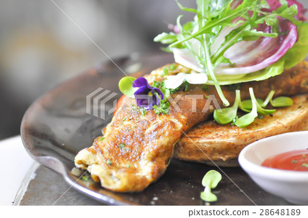 toast with omelette and vegetable 28648189