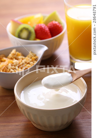 Yogurt, granola 28648791
