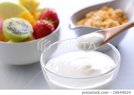 Yogurt, granola 28649024