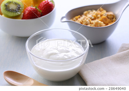 Yogurt, granola 28649040