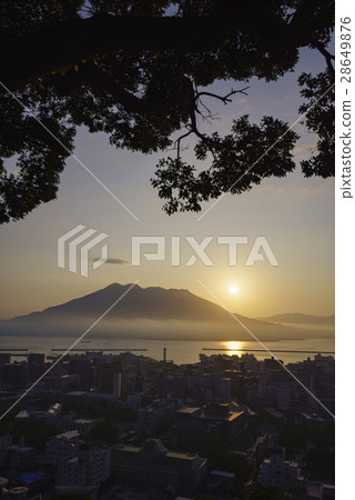 鹿兒島日出的象徵符號從櫻島的壯麗晨光和美麗的錦江灣，火山與城市共存的景色 28649876