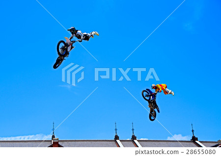 在空中雙飛機中投票 在空中雙飛機中投票 28655080