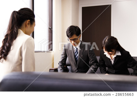 女性業務會議會議談判交易辦公室少婦商人男性 28655663