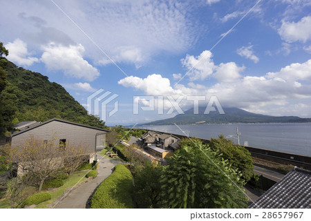鹿兒島的世界遺產“Sengokuen”Sakurajima的超級濱海觀光景點是在土山建造的，Kinsue Bay是一個景觀花園大名花園，有池塘作為池塘 28657967