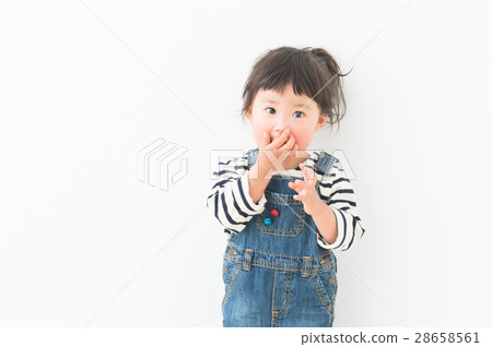 孩子吃零食 28658561