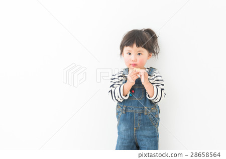 Child to eat snack 28658564