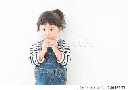 Child to eat snack 28658565