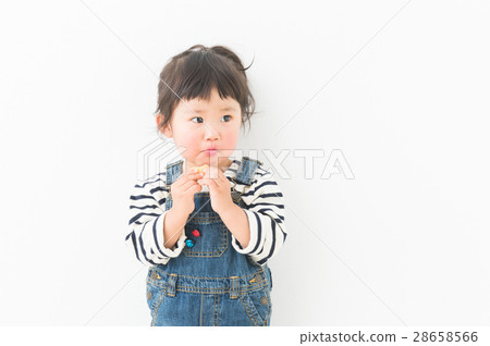 Child to eat snack 28658566
